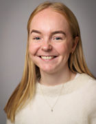 en person som smiler til kameraet