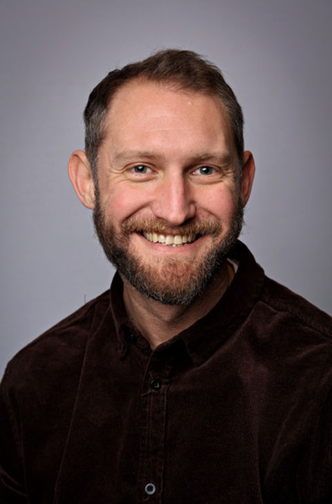 en person med skjegg smilende