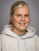 en person som smiler til kameraet