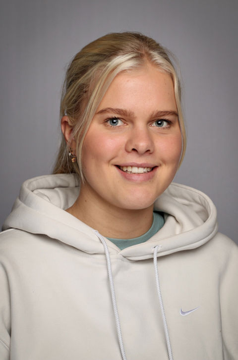 en person som smiler til kameraet