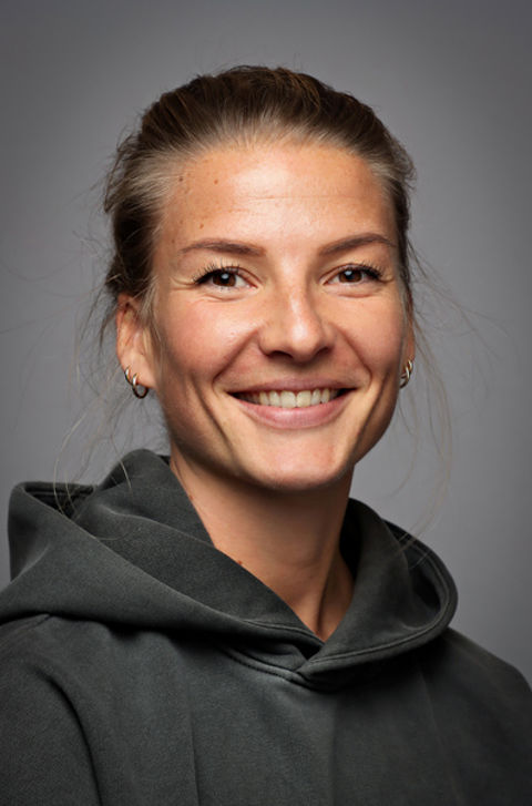 et nærbilde av en smilende person