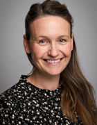 en person med langt hår som smiler