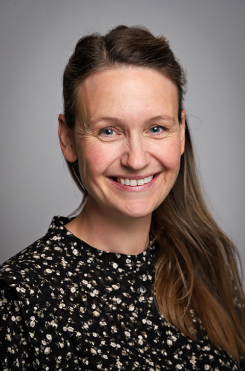 en person med langt hår som smiler
