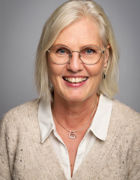 et nærbilde av en person som smiler