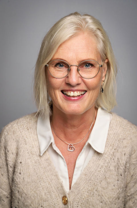 et nærbilde av en person som smiler