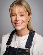 en person som smiler til kameraet