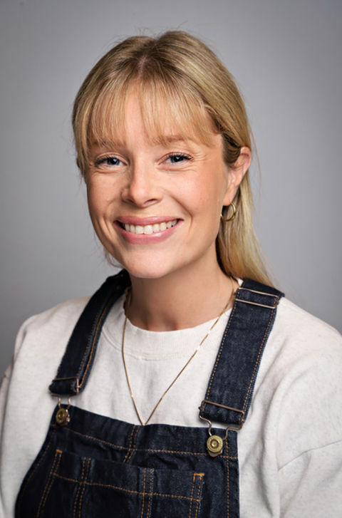 en person som smiler til kameraet