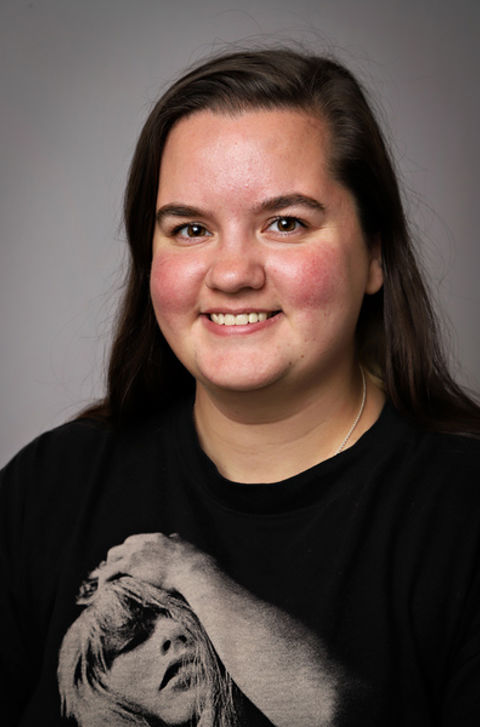 en person som smiler til kameraet