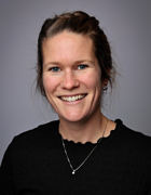 en person som smiler til kameraet
