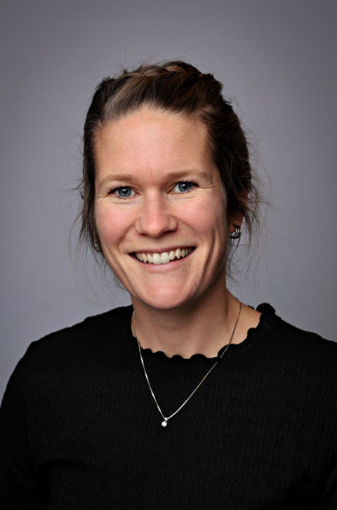 en person som smiler til kameraet