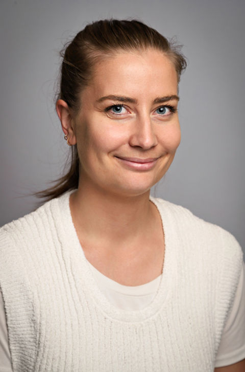 en person som smiler til kameraet