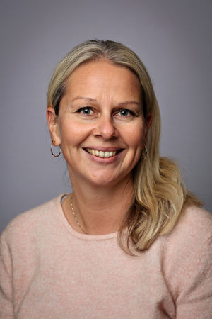 en person med blondt hår