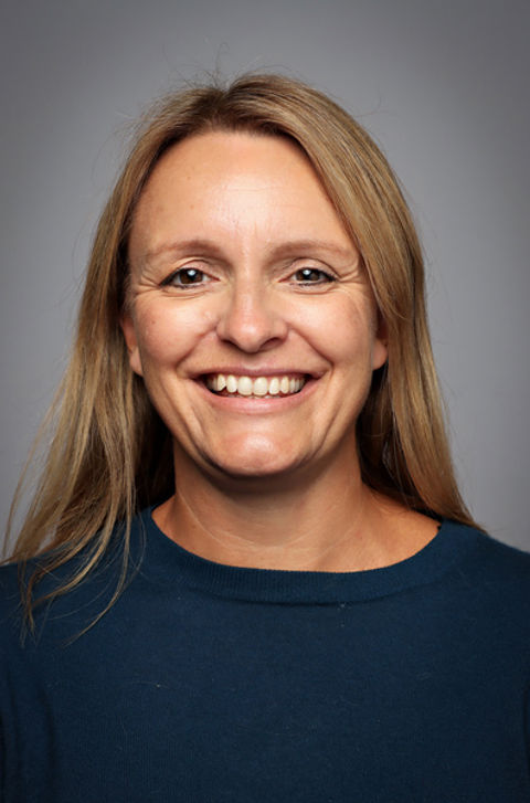 et nærbilde av en person som smiler