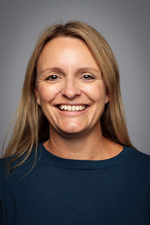 et nærbilde av en person som smiler