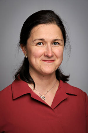 en person iført rød skjorte